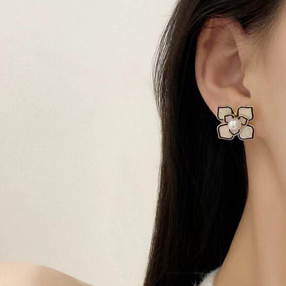 Black and White Women's Faux Pearl & Flower Design Drop Earring - Picture 3 of 4